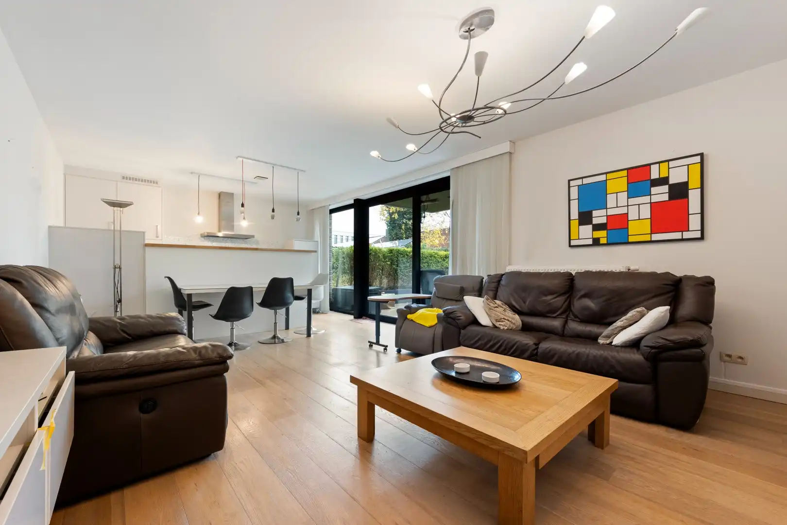 MODERN GELIJKVLOERS APPARTEMENT MET TERRAS EN STAANPLAATS IN SINT-TRUIDEN foto 4