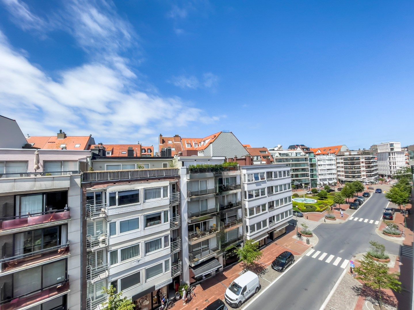 Duplex dakappartement met drie slaapkamers en zonnige terrassen gelegen vlakbij in de Dumortierlaan. foto 2