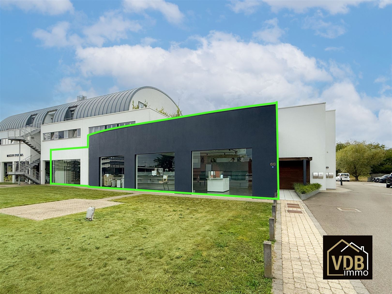 Commercieel gebouw op toplocatie geschikt voor vele doeleinden: kantoor, kleinhandel, groothandel... foto {{pictureIndex}}