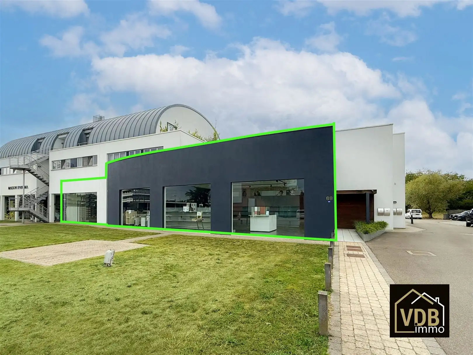 Commercieel gebouw op toplocatie, verhuurd met goed rendemen foto {{pictureIndex}}