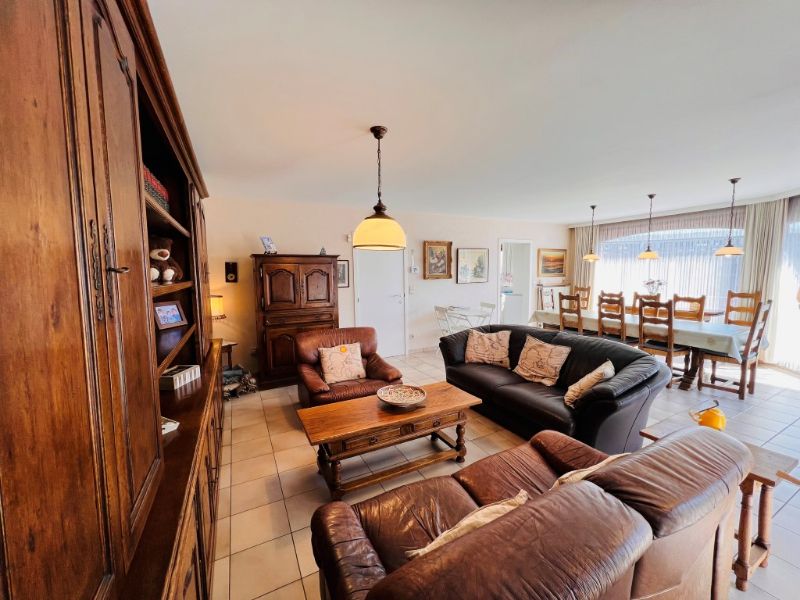 Ruim woonappartement met 3 slaapkamers en carport foto {{pictureIndex}}