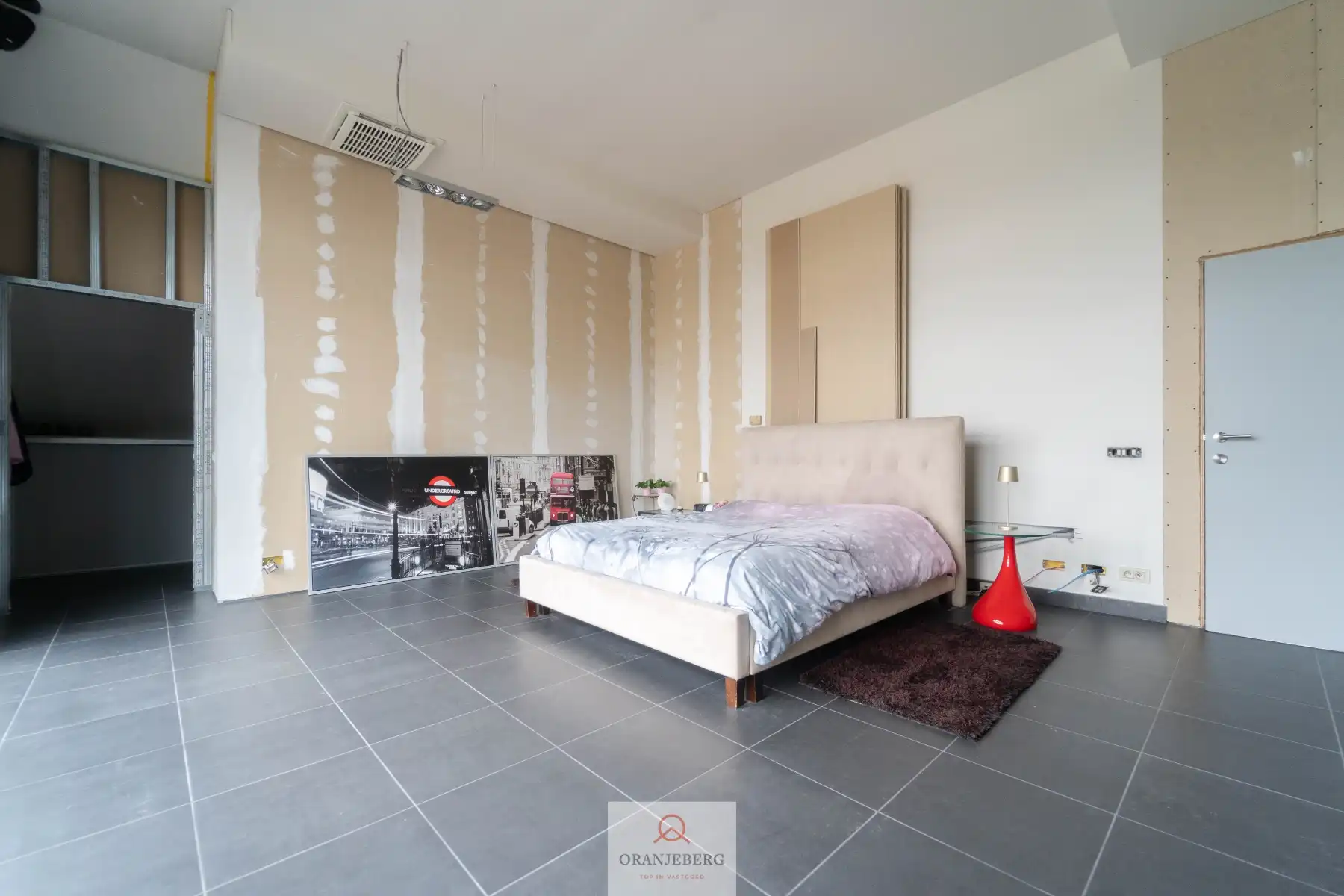 Magazijn met kantoor en woonst foto 15