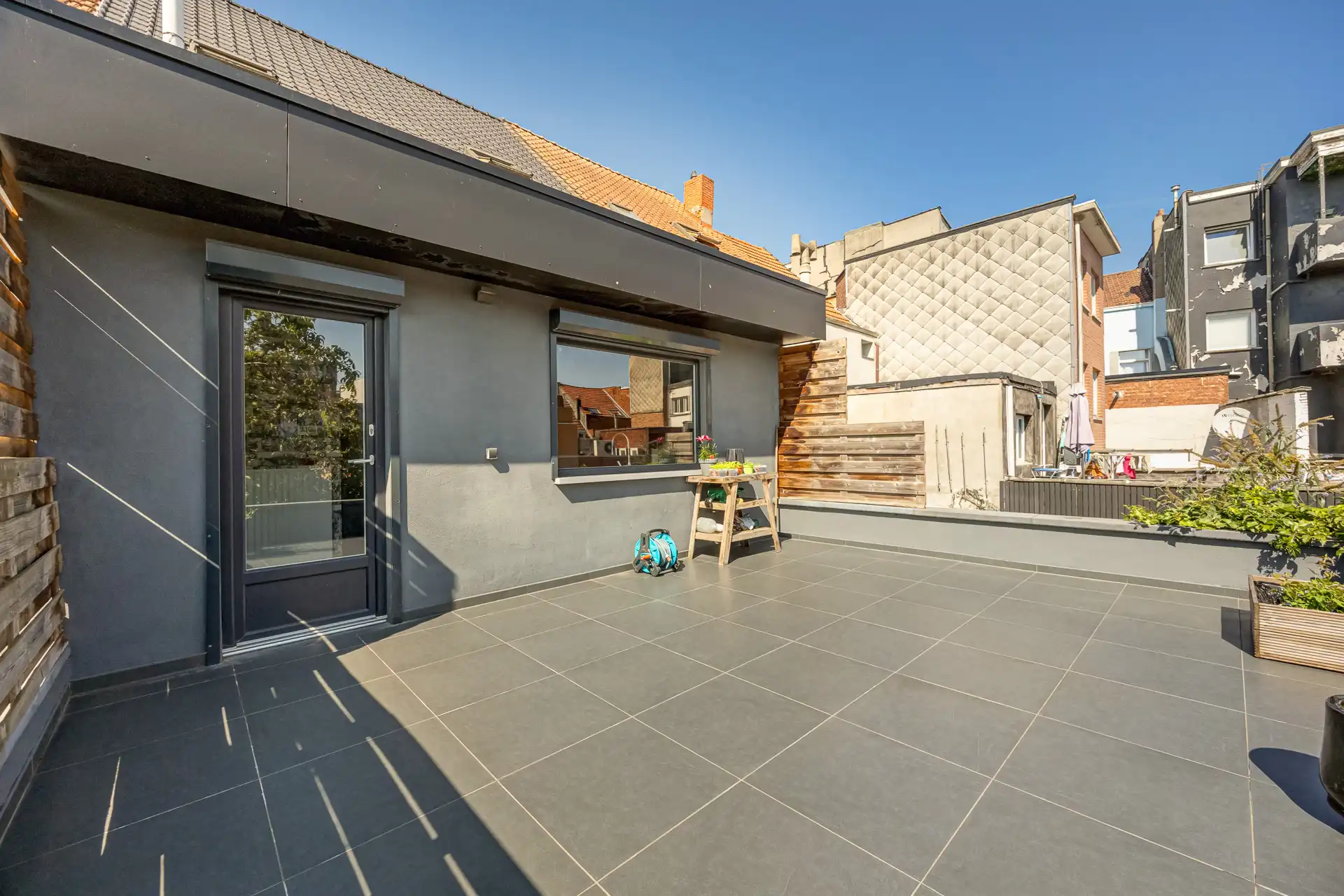 RUIME woning: 3 slpk, 2 badk, garage, terras & koer foto 6