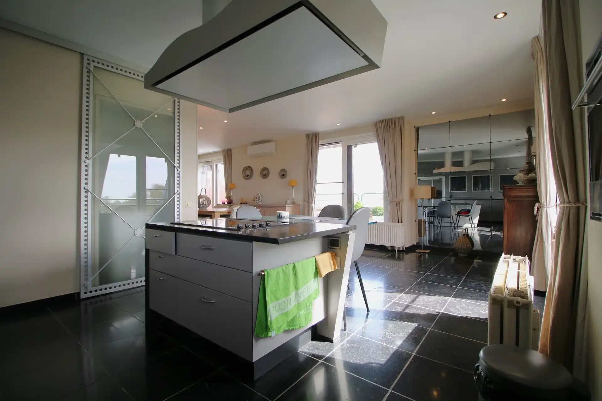 Ruim appartement op 3de verdieping met 2 garages foto 7