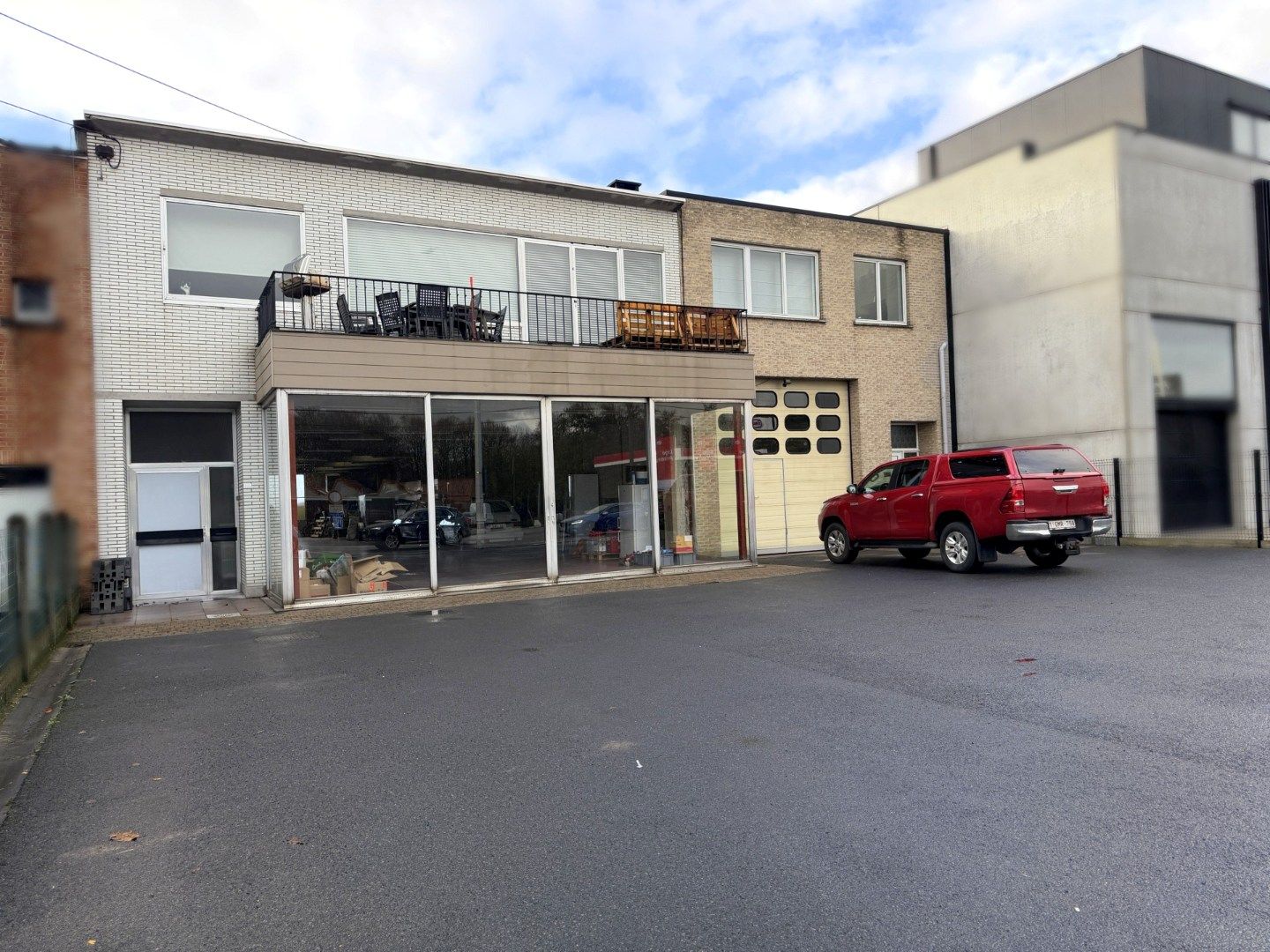 Dubbele opslagruimte (466 m²) met telkens een bovenliggend woongedeelte te koop in Kuurne foto 2