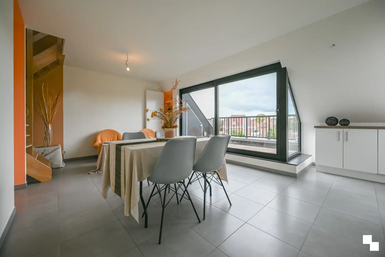 Duplex appartement met garage en twee staanplaatsen nabij centrum Izegem foto 7