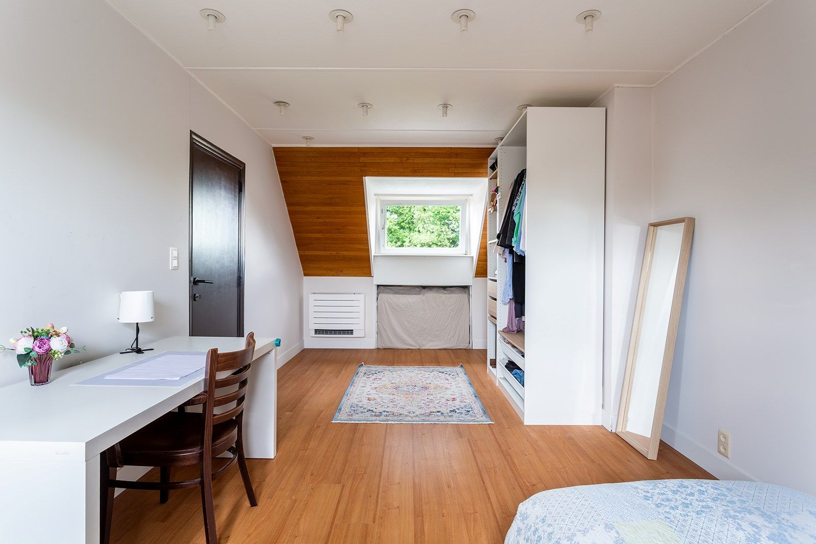 Ruime gerenoveerde, instapklare woning met 6 slaapkamers en drie badkamers foto 24