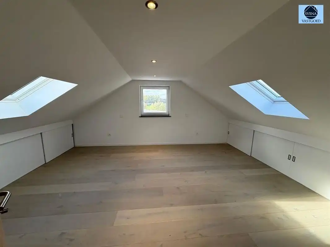 ZEER RUIME WONING MET 4 SLAAPKAMERS EN 2 GARAGES foto 15