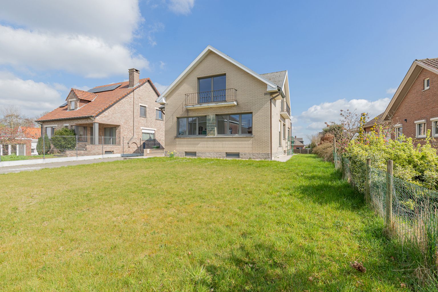 Villa op 10a met 5 slaapkamers, grote tuin, dubbele garage! foto {{pictureIndex}}