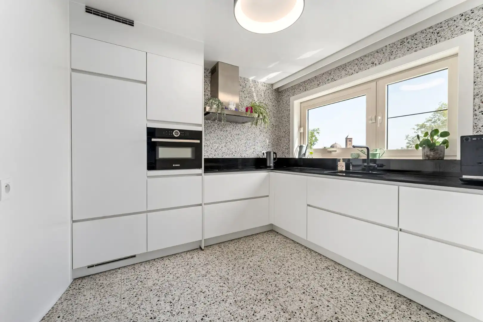 Lichtrijk en instapklaar appartement met garage te Kristus-Koning foto 5