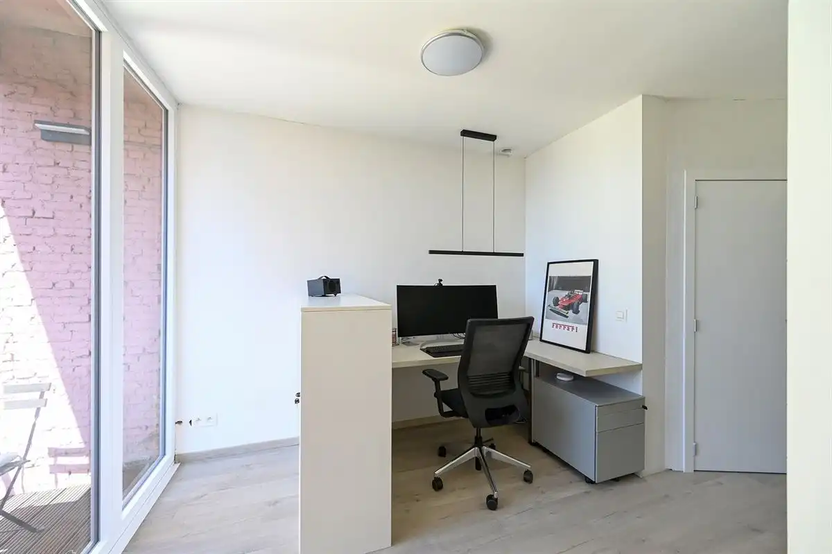 Superleuk appartement met ruime slaapkamer en apart bureel of dressing foto 19