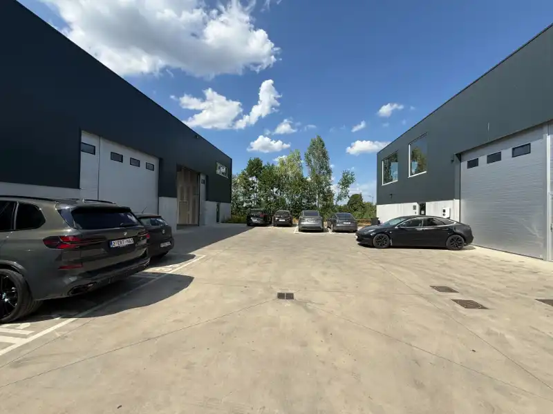 Magazijn/KMO-unit van 262 m² te huur met parkeerplaats foto 11