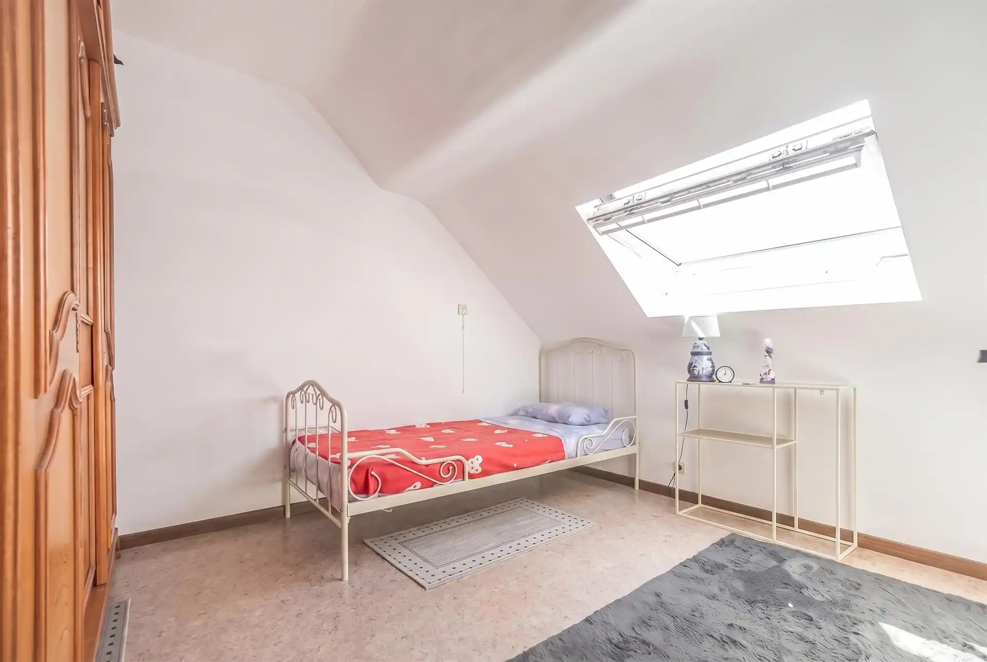 Ruime rijwoning met 4 slaapkamers, polyvalente ruimte, garage en zonnig terras. foto 8