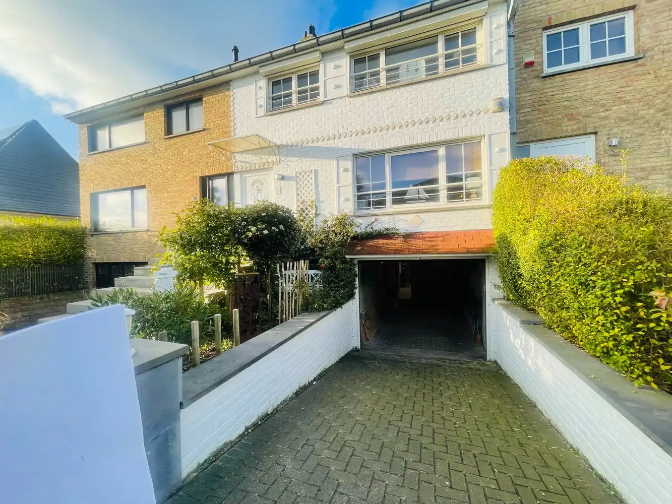 Zeebrugge op 50meter van het strand Uiterst charmante totaal gerenoveerde RUIM WOONHUIS met 5 SLAAPKAMERS en 3 BADKAMERS en 3 TERRASSEN. Grote troef is 2 AUTOSTAANPLAATSEN en ruime GARAGE.&nbsp; Oprit, grote garage, werkplaats, plaats voor fietsen, ingerichte STUDIO met tuintje op het zuiden. &nbsp;1éV:&nbsp; Zalige living , ingerichte open keuken, uitgevend op een groot zonneterras.Long island style. 2é V: 3 leuke slaapkamers , 2 badkamers. Onder het dak&nbsp; 4 é slaapkamer uitgevend op mooi terras met prachtig vergezicht.Bebouwde oppervlakte van 230 m2 Grondoppervlakte is 137m2 Magnifiek, Perfect onderhouden&nbsp; Juist verhuizen ! Zalig Wonen!&nbsp; Zowel hoofverblijfplaats, als vakantieverblijf aan Zee . foto 28