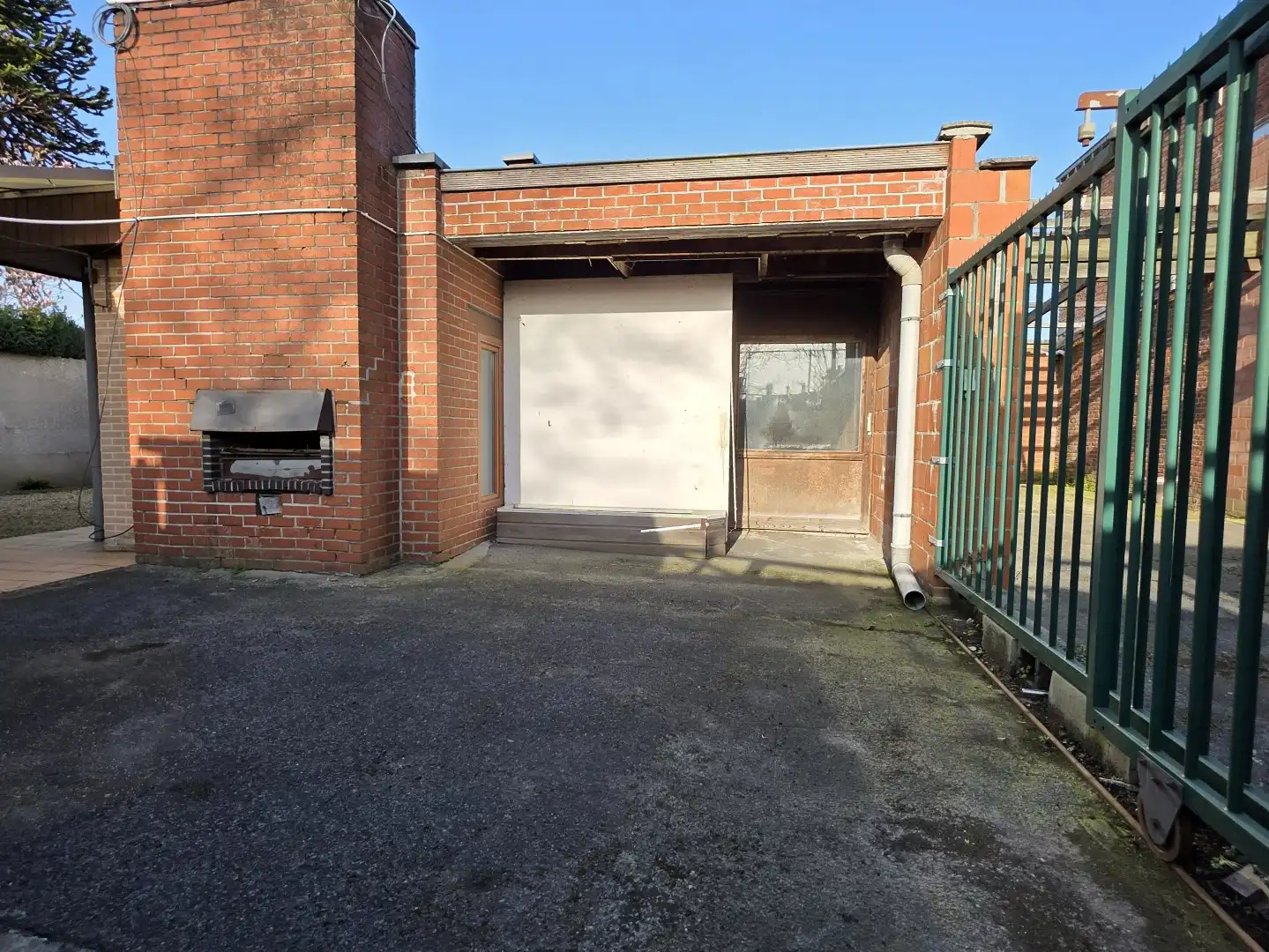 Opslagplaats/atelier in het centrum van Kuurne met vrijstaande garage en bureauruimte foto 5