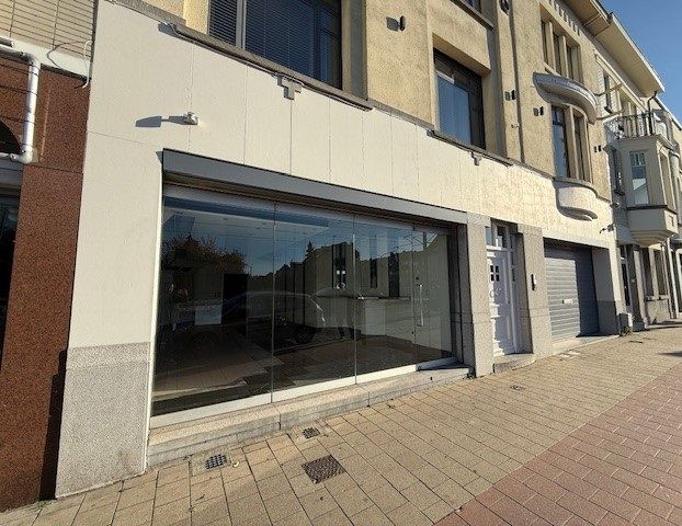 Ruim handelspand met kelder te huur op topligging nabij E17 en R4 foto {{pictureIndex}}