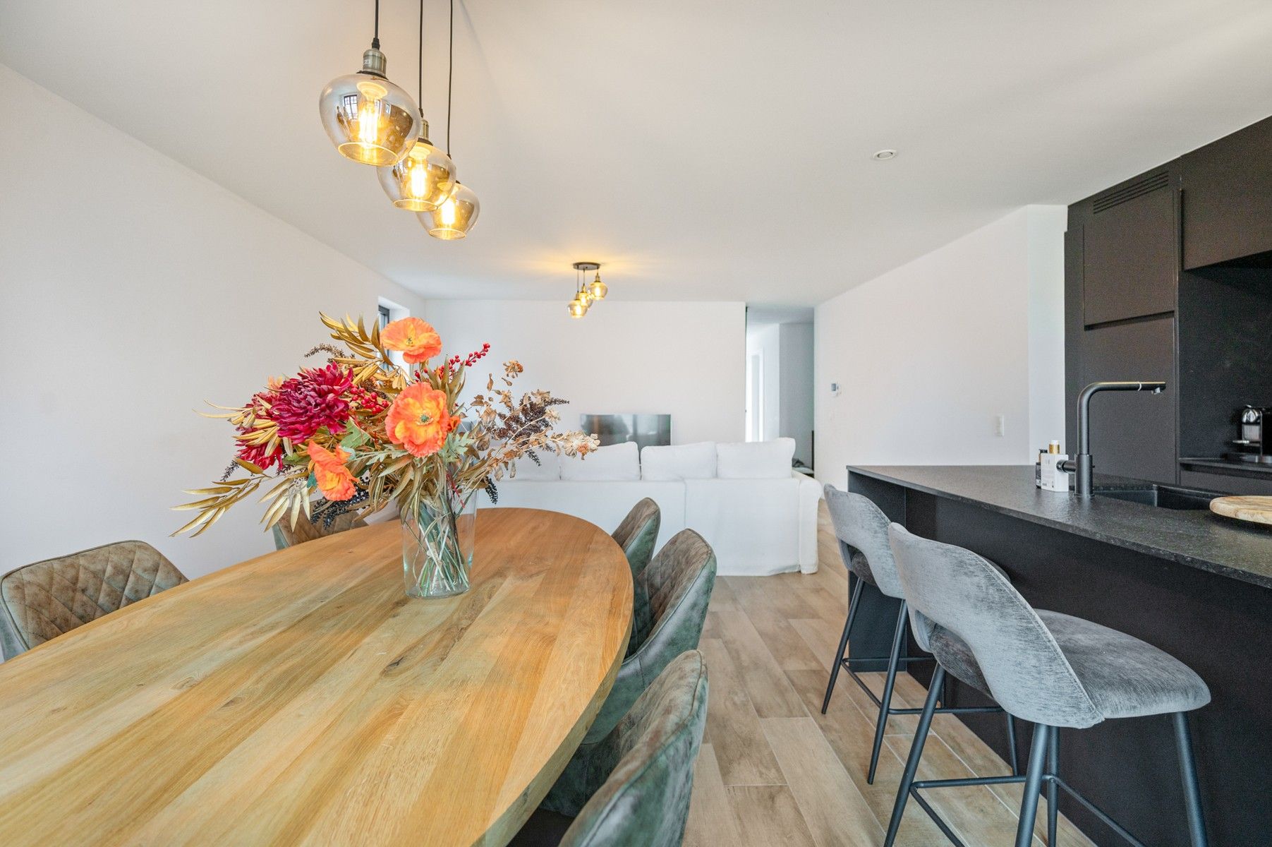 Prachtig en recent appartement met terras en autostaanplaats in het hart van Pulle foto 6