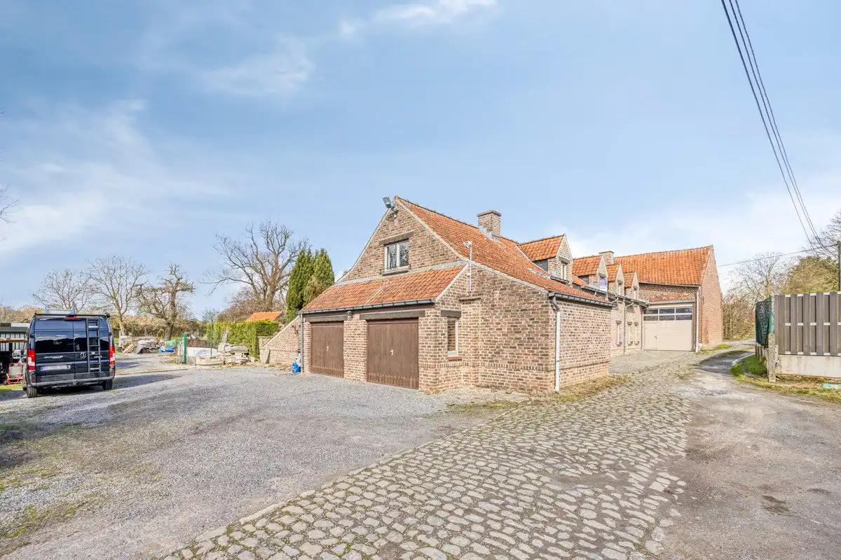 Zeer ruime landelijke woning met atelier en garages foto 2