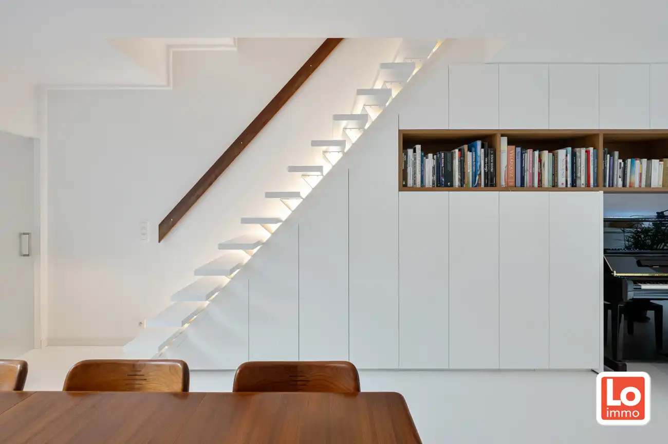 VERKOCHT! Instapklare, modern gerenoveerde lichtrijke stadswoning op een rustige locatie nabij het centrum van Gent! foto 4