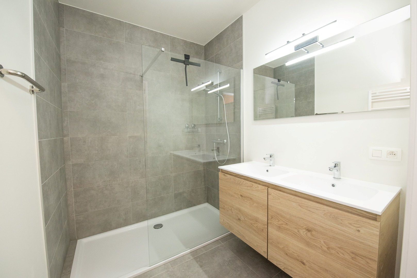 Ruim gelijkvloers nieuwbouwappartement met garage TE HUUR in Waregem! foto 11