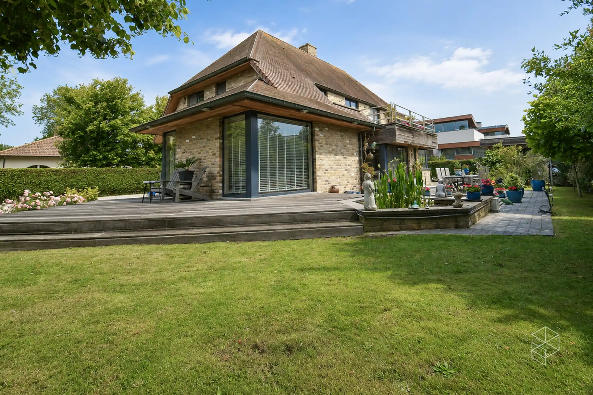 Ruime en karaktervolle woning op 926 m² centraal gelegen te Jabbeke foto {{pictureIndex}}