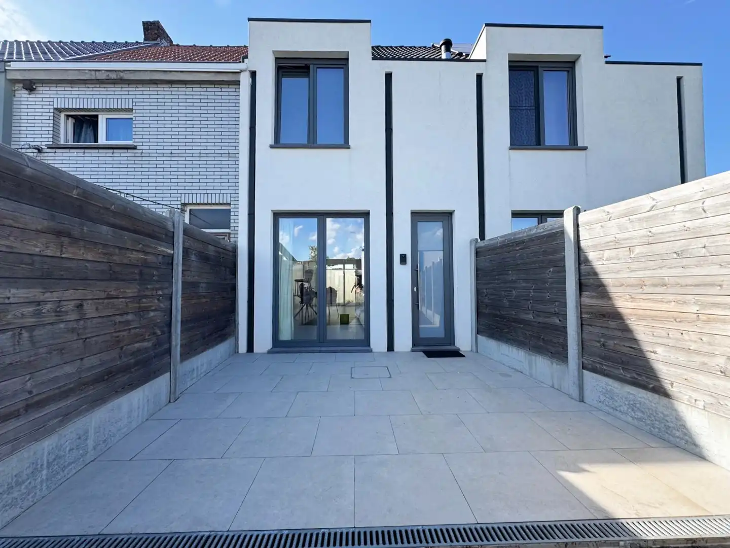Mooi afgewerkte rijwoning met 3 slaapkamers, tuin en garage op toplocatie! foto 2