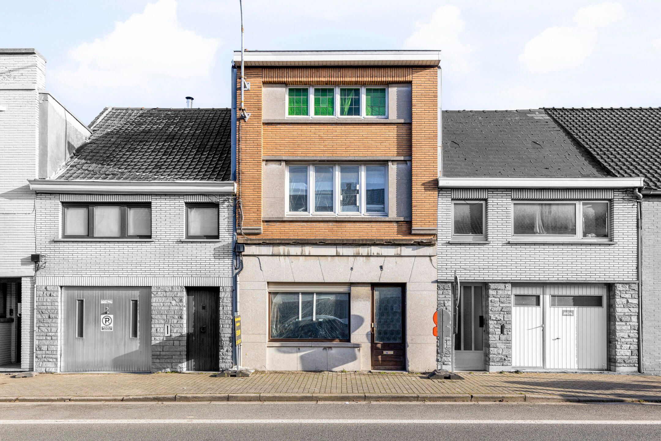 Centraal gelegen, af te werken woning met tuintje! foto 1