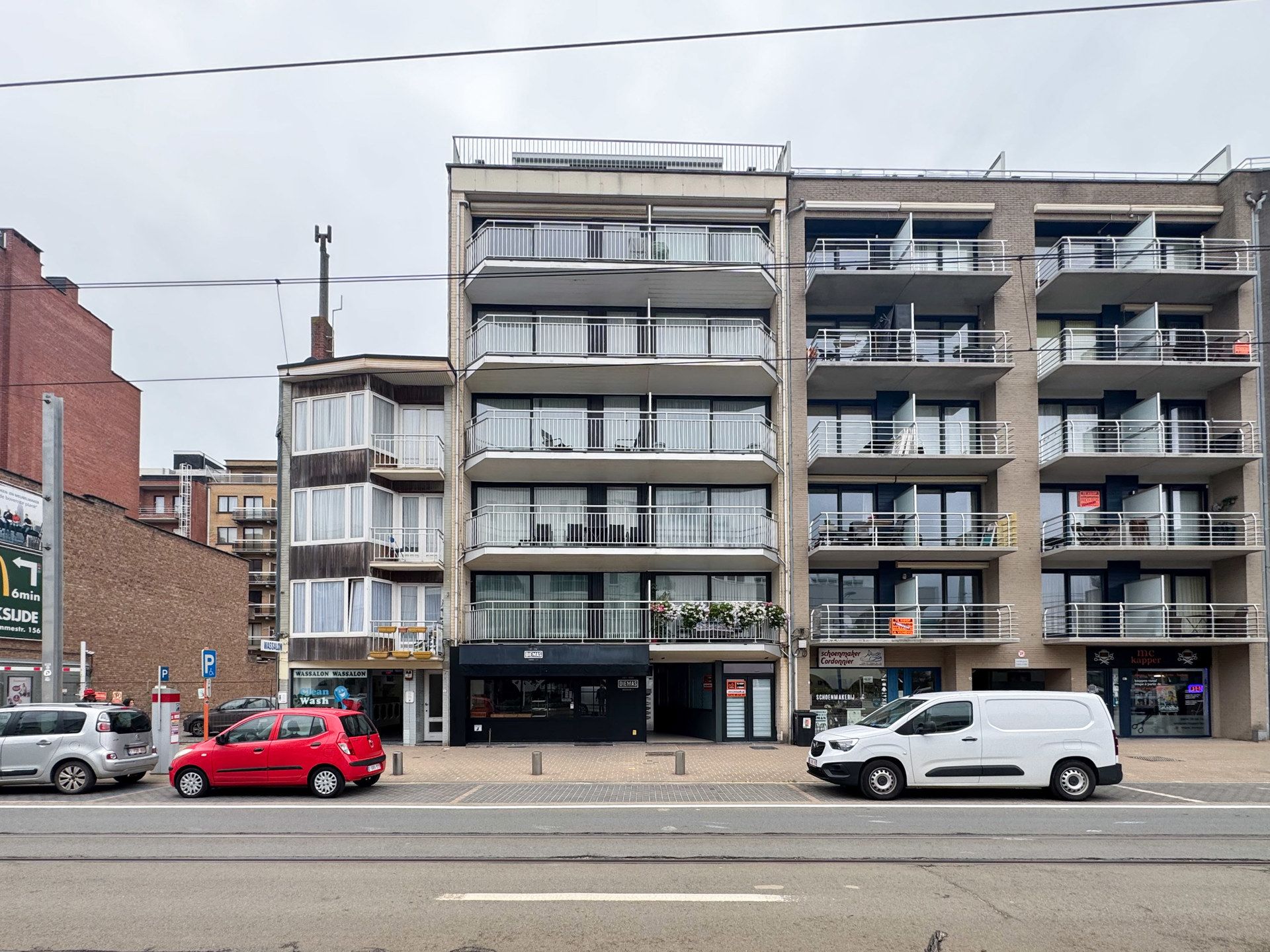 Ruim gelijkvloers pand met talloze mogelijkheden foto {{pictureIndex}}