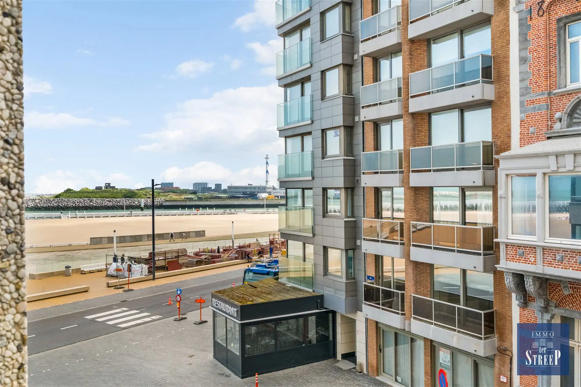 Lichtrijke studio met zijdelings zeezicht foto 12