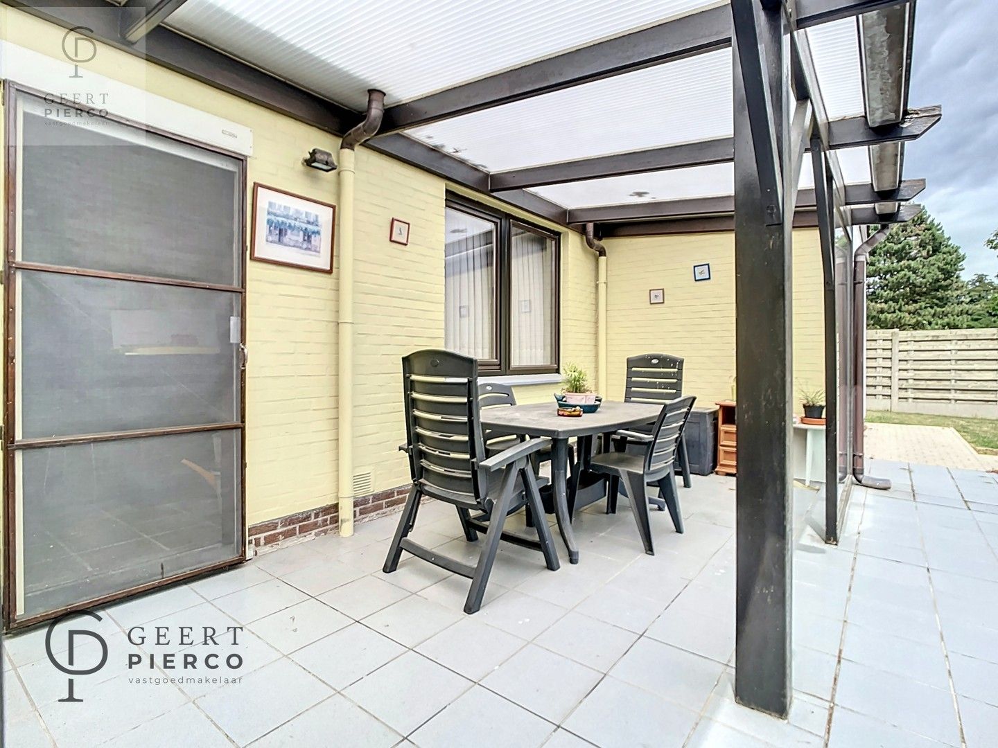 Deze ruime bungalow met vier slaapkamer, garage en tuin is gelegen aan de stadsrand van Landen. foto 17