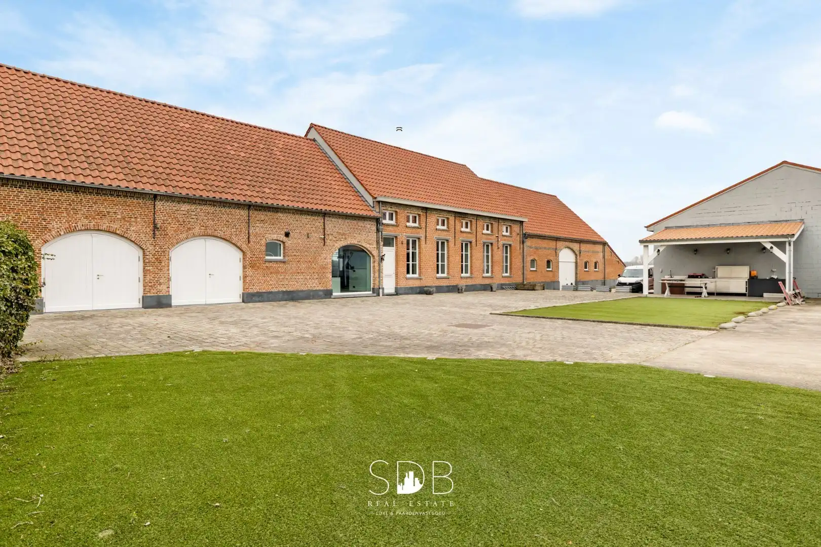 Prachtige villa in hoevestijl met bijgebouwen op 3.973m² foto {{pictureIndex}}