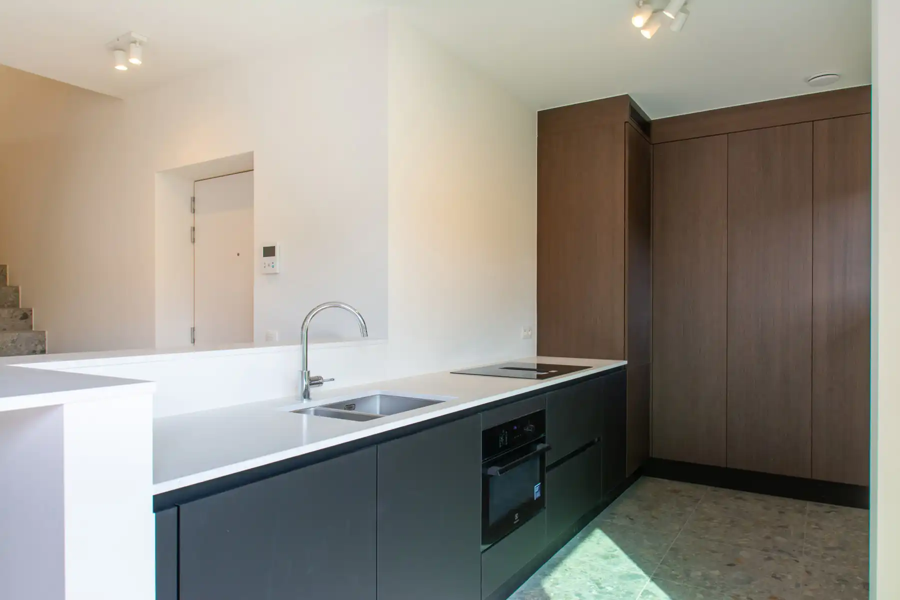 Prachtige penthouse 2 kamer appartement met groot terras foto 4