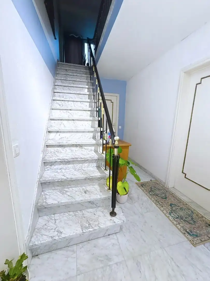 Statige villa met 4 slaapkamers en bureau foto 15