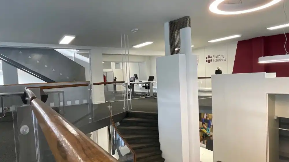 Instapklaar en polyvalent handelspand/kantoor te huur foto 13