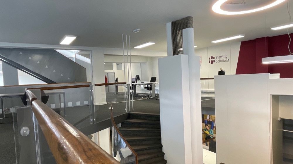 Instapklaar en polyvalent handelspand/kantoor te huur foto 13