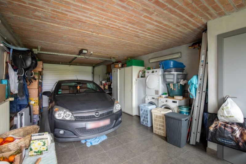 Roeselare-Stadsrand. RUIME VILLA MET EXTRA POTENTIEEL op 1150m2 gelegen aan uitstekende invalsweg, 3-4 slaapkamers. Garage. En prachtige diepe Zuid-Westelijke tuin. foto 25