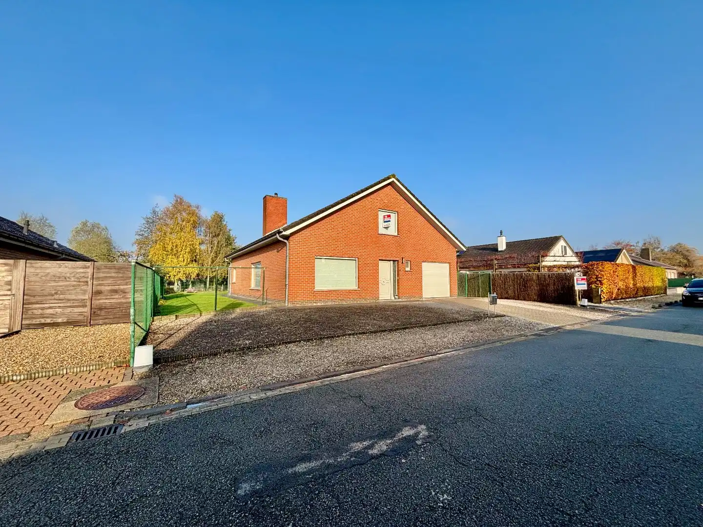 ALLEENSTAANDE VILLA OP 700M² IN EEN RUSTIGE WIJK MET 4SLPKS, GARAGE VOOR 2 WAGENS EN RUIME TUIN  foto 2