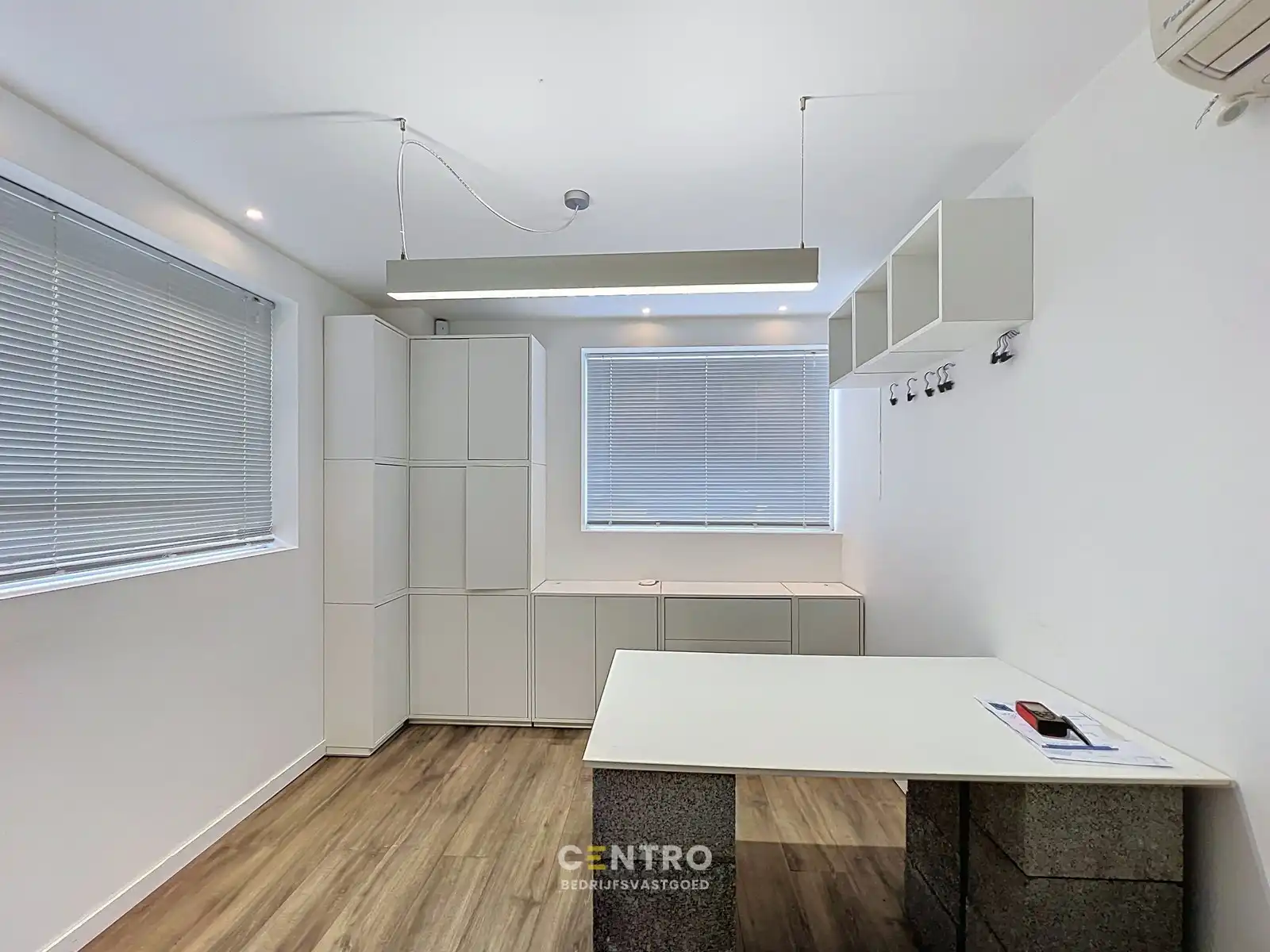 Instapklaar bedrijfspand (±345 m²) met magazijn, kantoor én 4 verhuurbare opslagunits, 1 garage en ruime parking op 603 m²  te INGELMUNSTER! foto 12