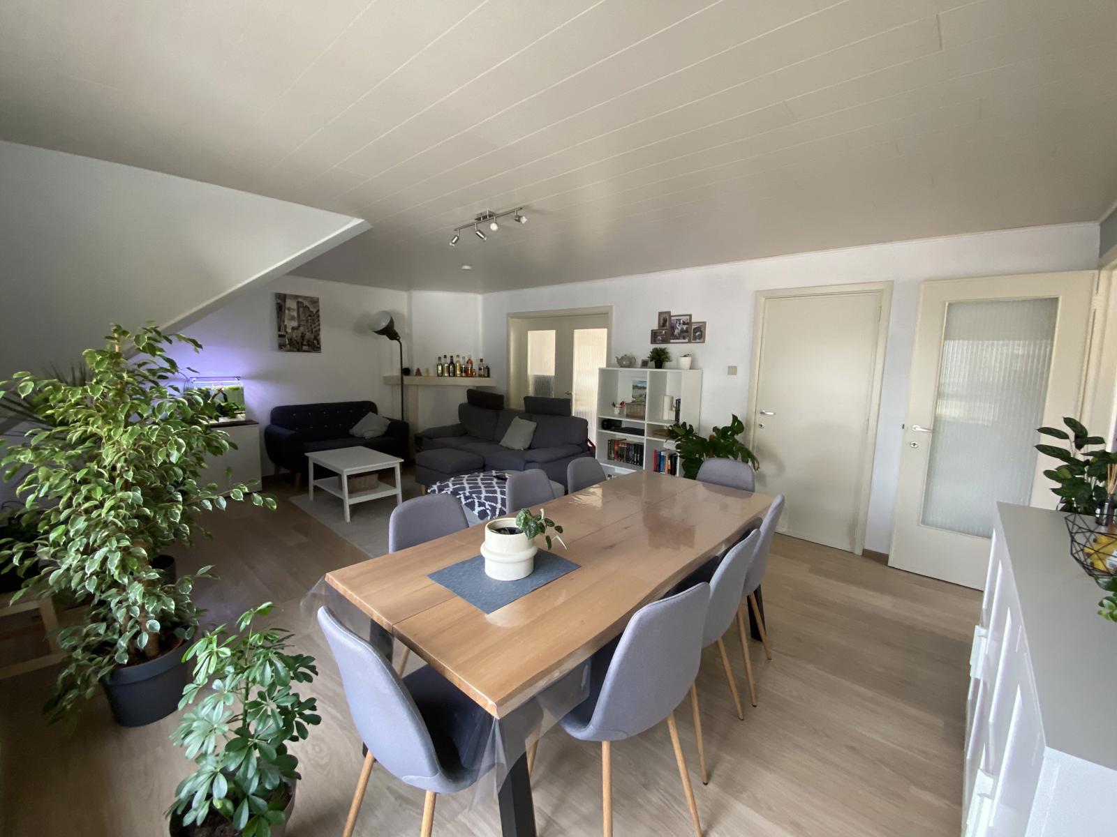 Vernieuwd en lichtrijk appartement met slaapkamer en bureau foto 2