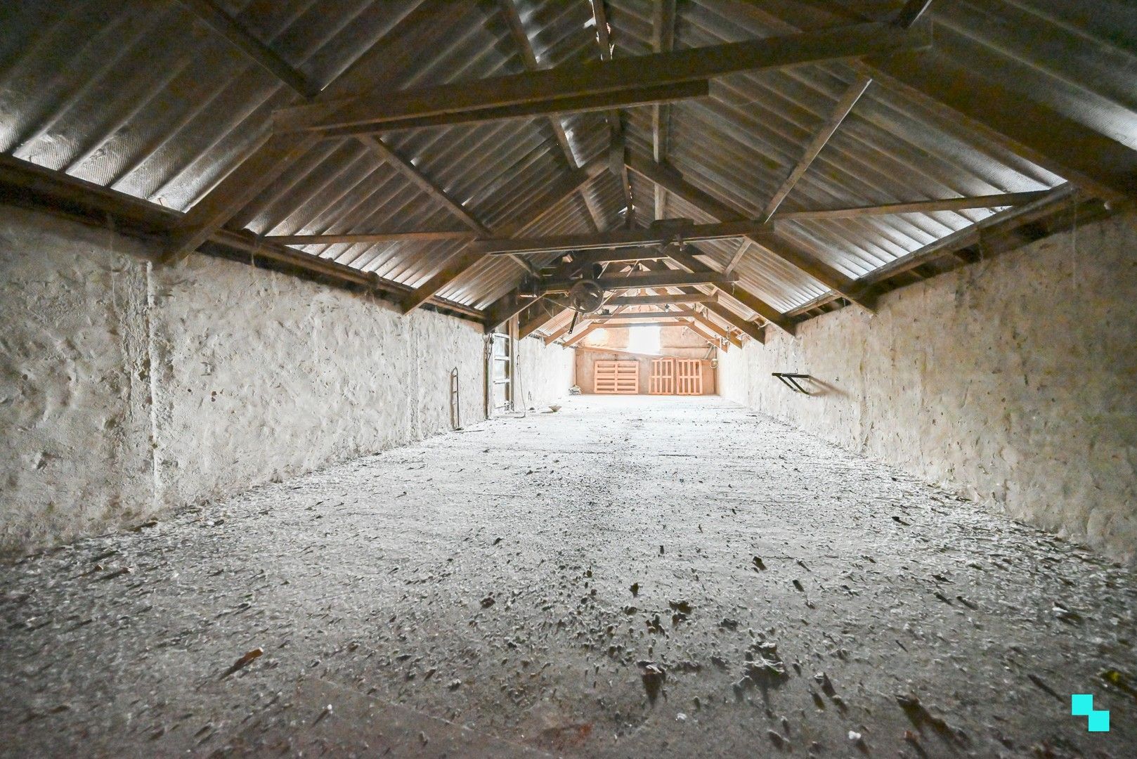 Ruime opslagplaats met voorliggende parkeerplaats te Izegem, Bosmolens foto 20