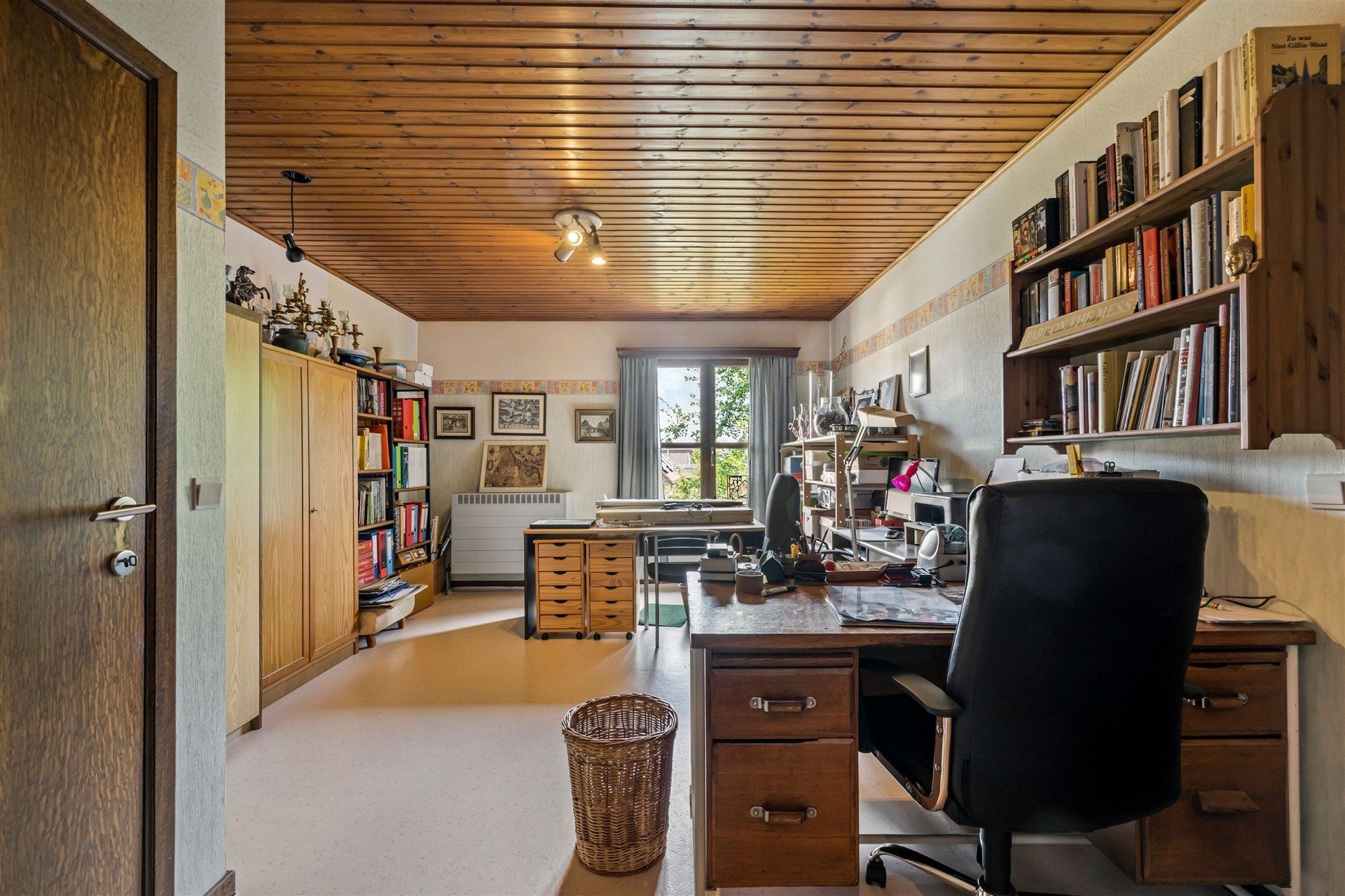 Ruim opgezette gezinswoning met 3 slaapkamers & mooi aangelegde tuin op een perceel van 1.016m² foto 14