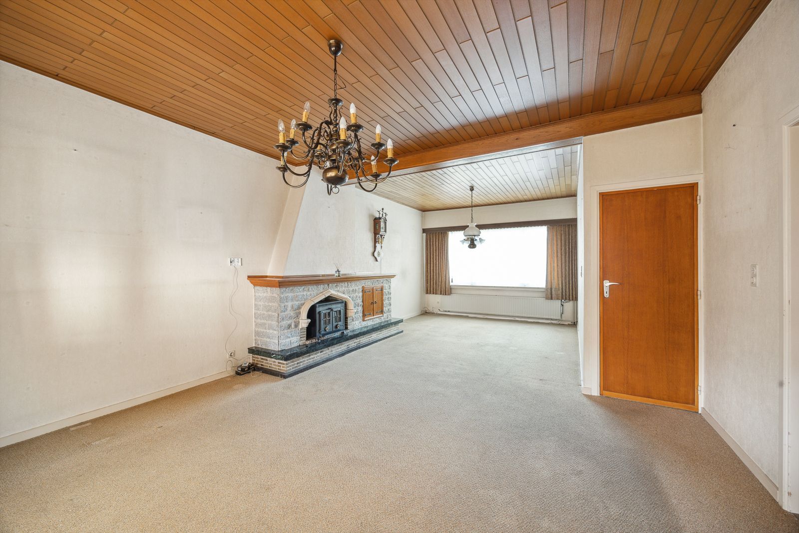 Ruime woning met renovatiepotentieel, garage en zuid tuin in Putte-Kapellen. foto 4