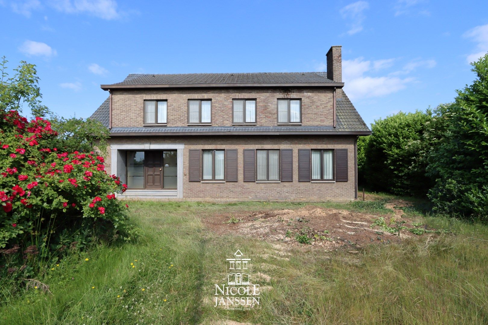 Ruim ingedeelde gezinswoning met studio foto {{pictureIndex}}