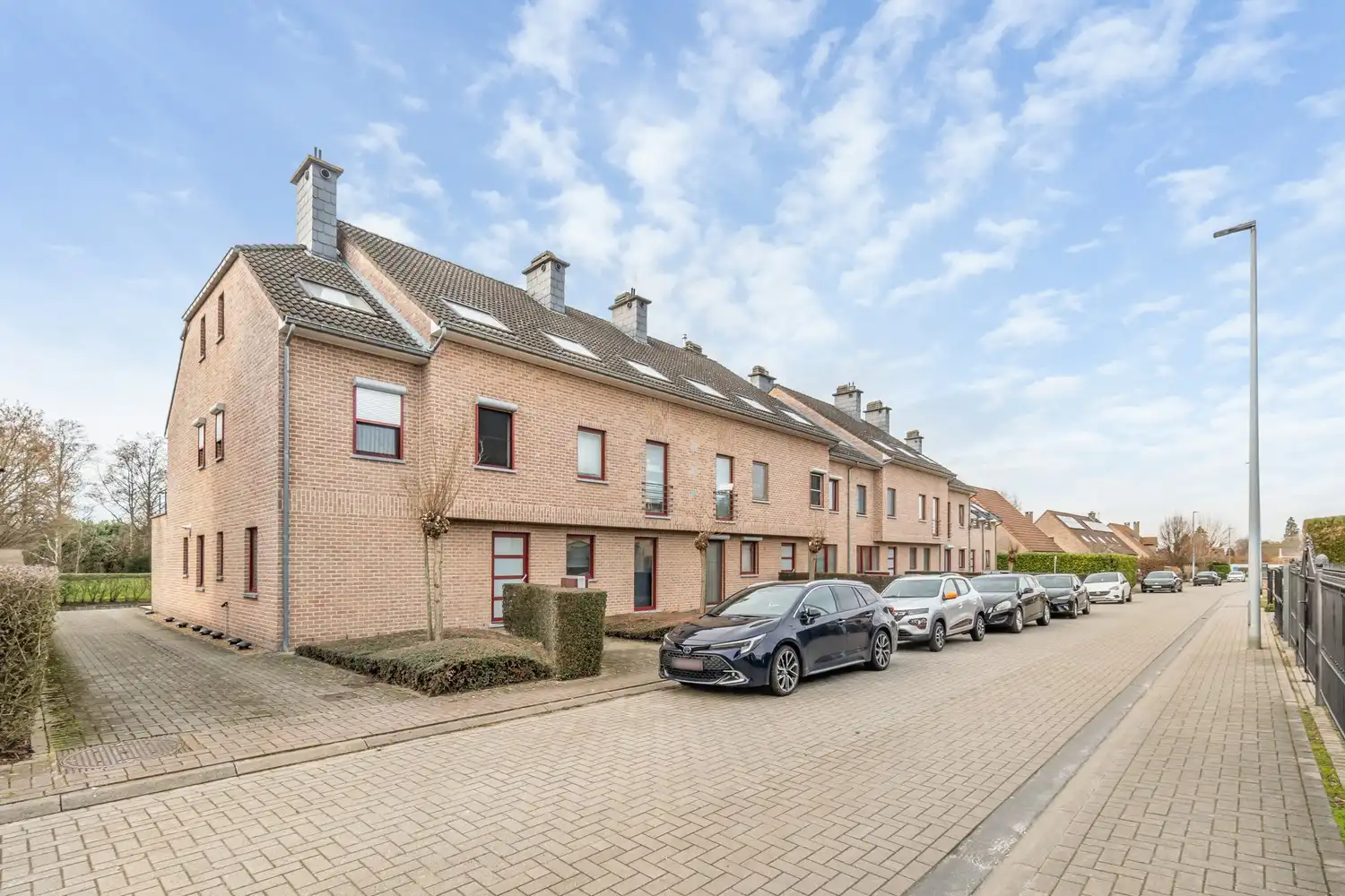 Ruim en energiezuinig appartement met 2 slaapkamers, een ruim terras en een autostaanplaats aan de rand van Leuven! foto {{pictureIndex}}