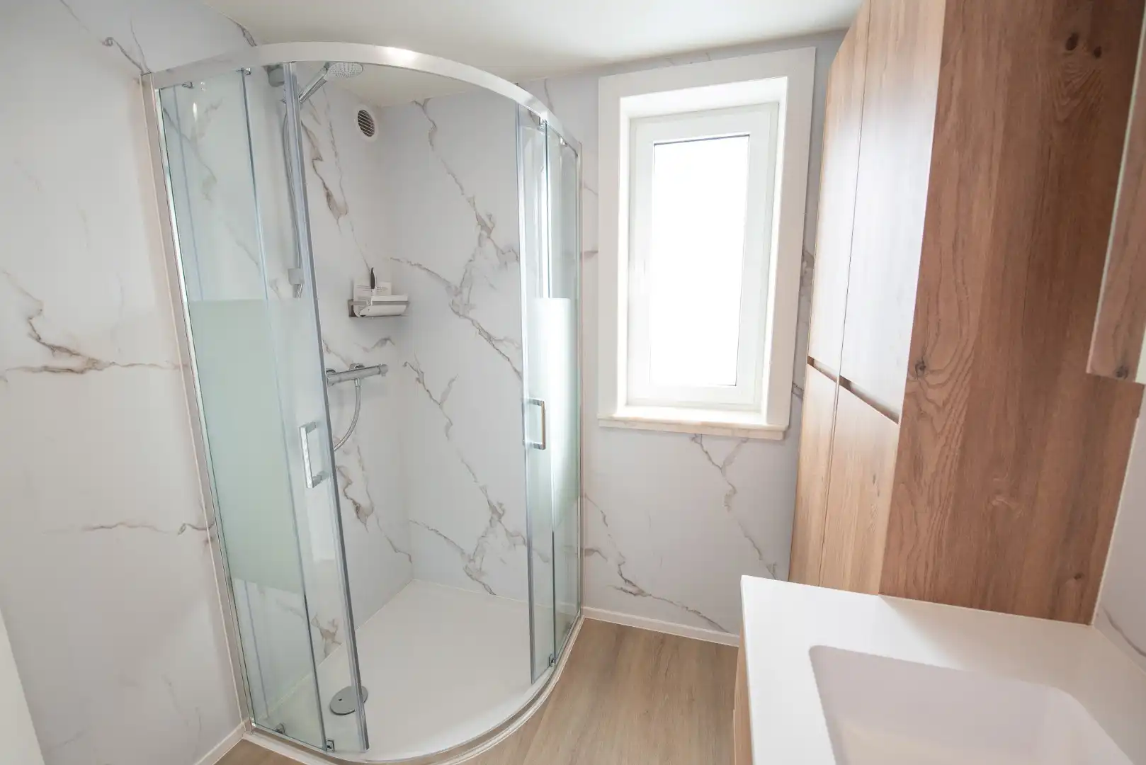 Charmante en gerenoveerde woning te Deinze! foto 7