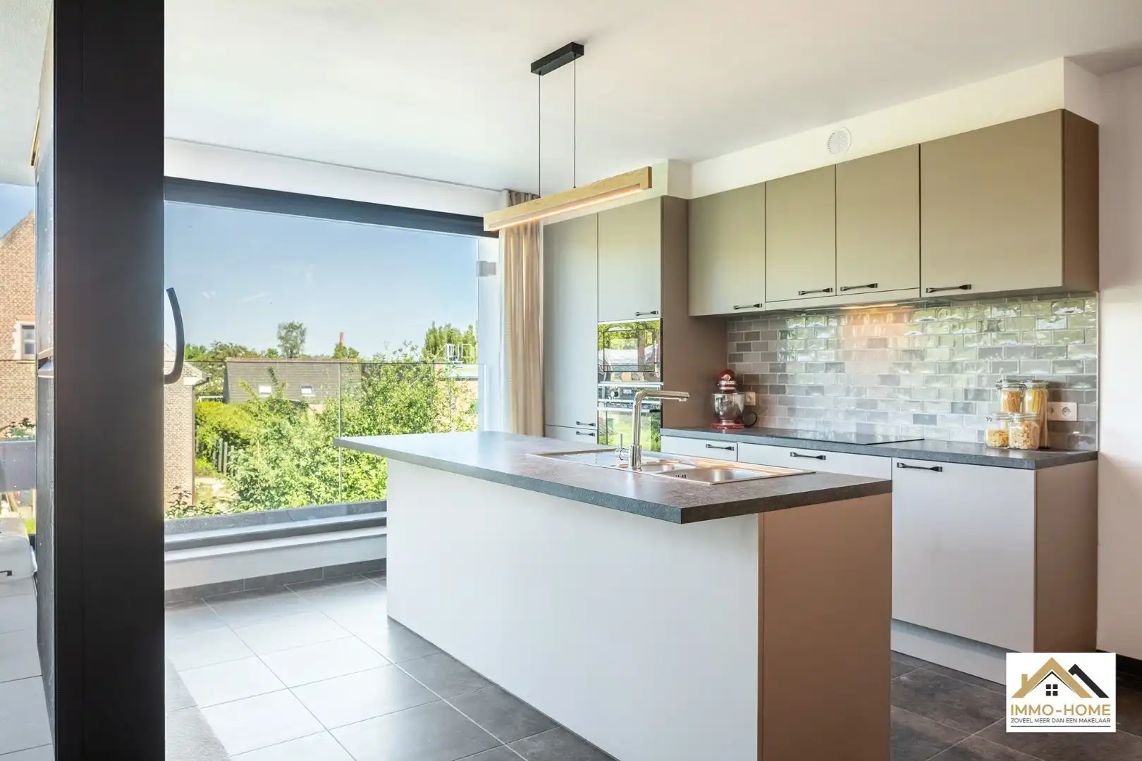 Instapklaar modern appartement met autostaanplaats foto 3