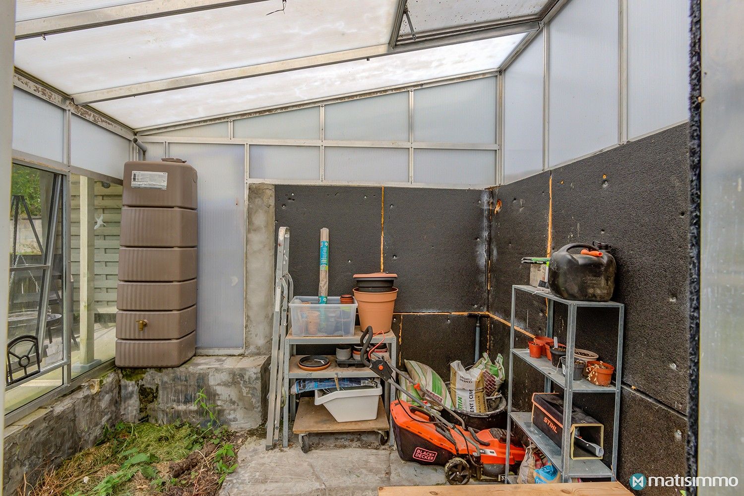 GROTENDEELS VERNIEUWDE DRIEGEVELWONING MET AUTOSTAANPLAATS EN TUIN foto 31