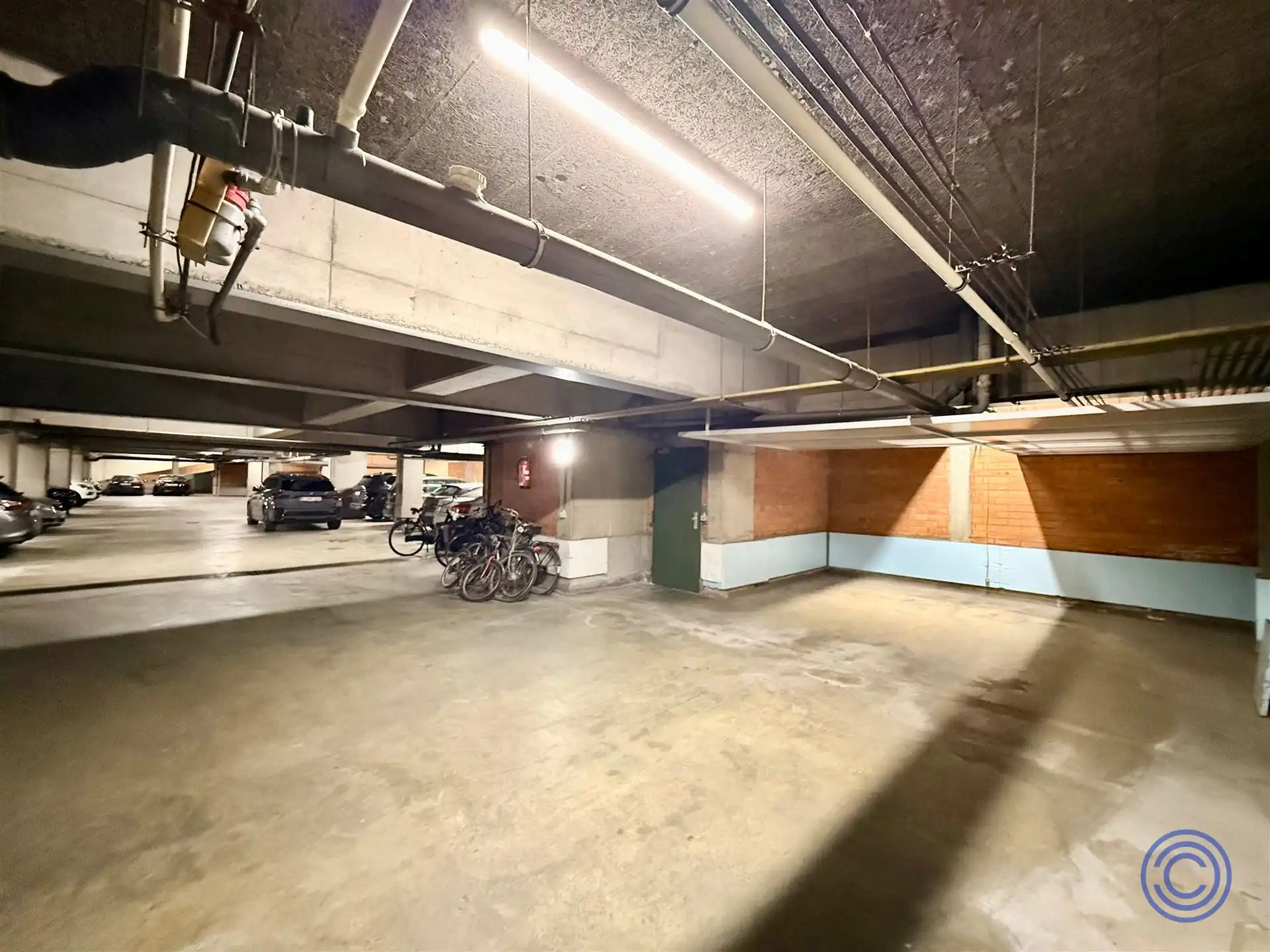 Dubbele auto staanplaats in afgesloten garagecomplex! foto 2