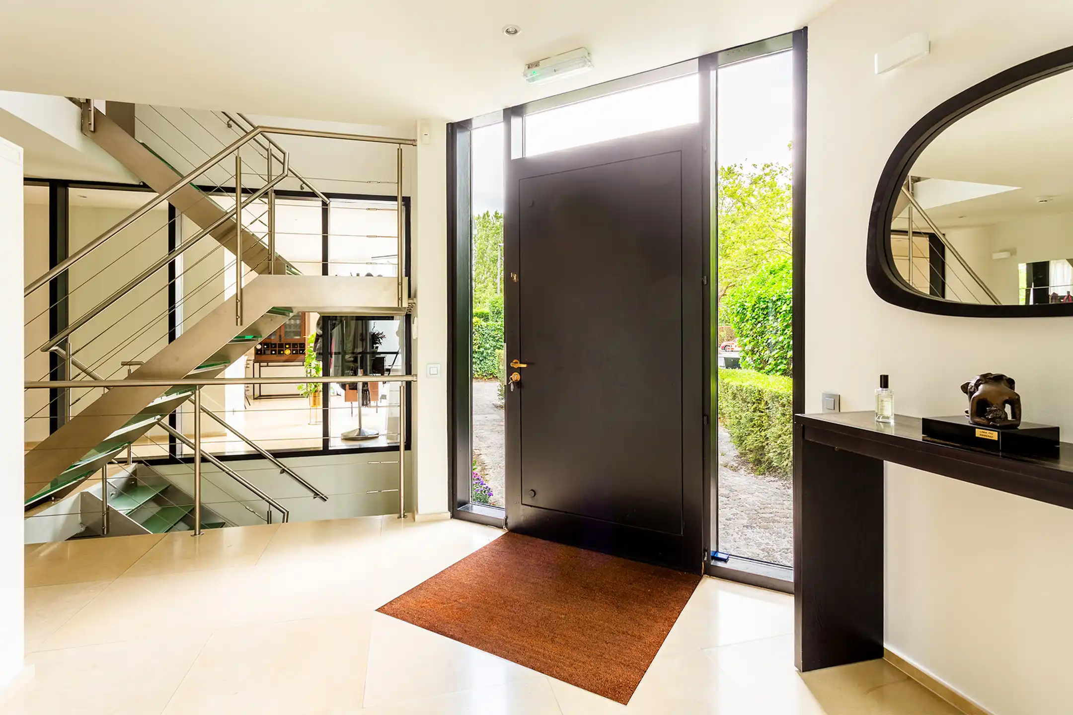 Topgelegen architectenwoning met ruim tuin en binnenzwembad. foto 4