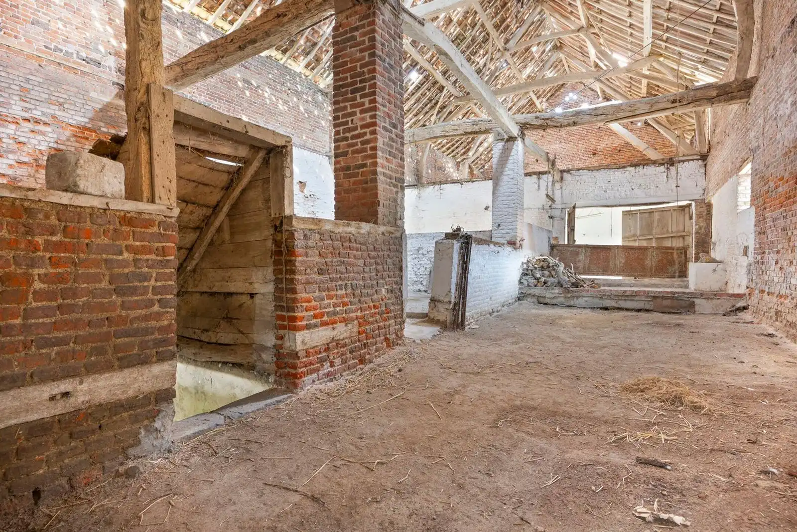 Hoeve met stallen te koop! foto 18